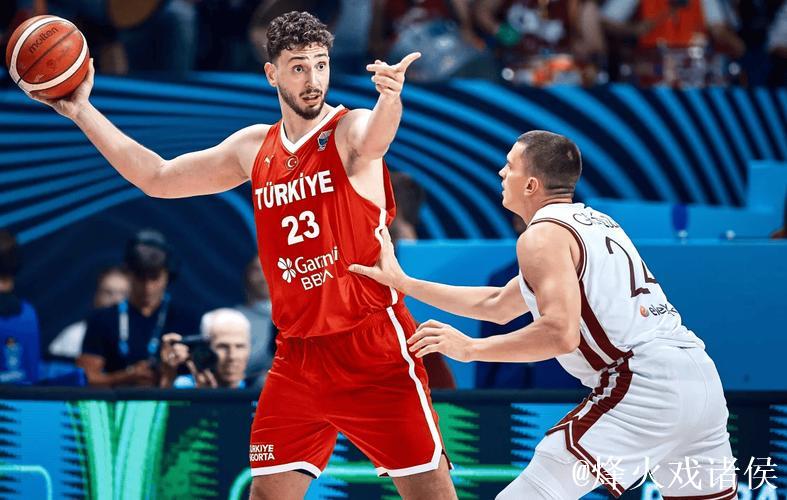 申京上半场10投6中，得到14分3篮板5助攻1抢断1封盖